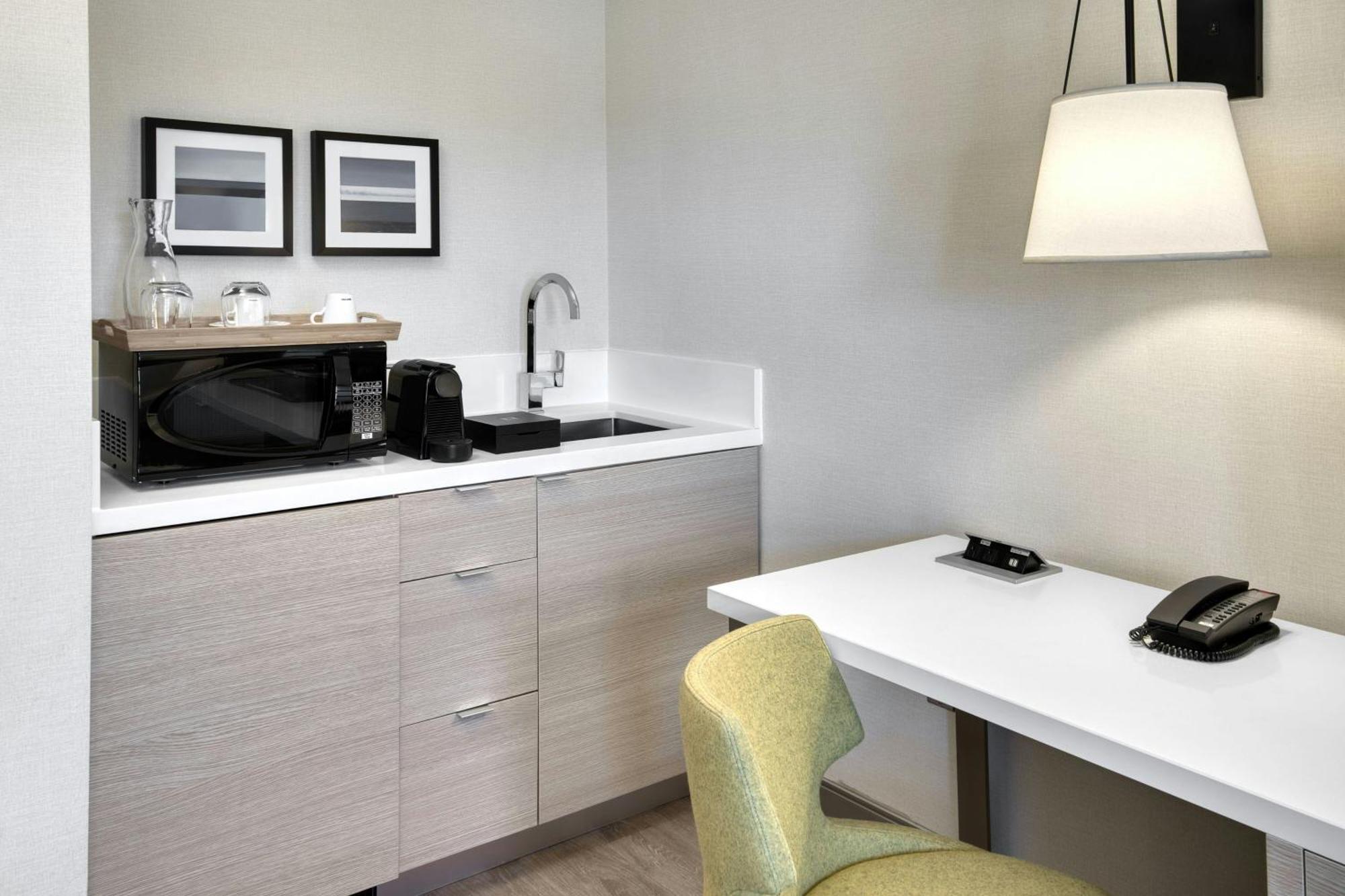 The Insignia Hotel, Sarnia, A Tribute Portfolio 4* Sarnia